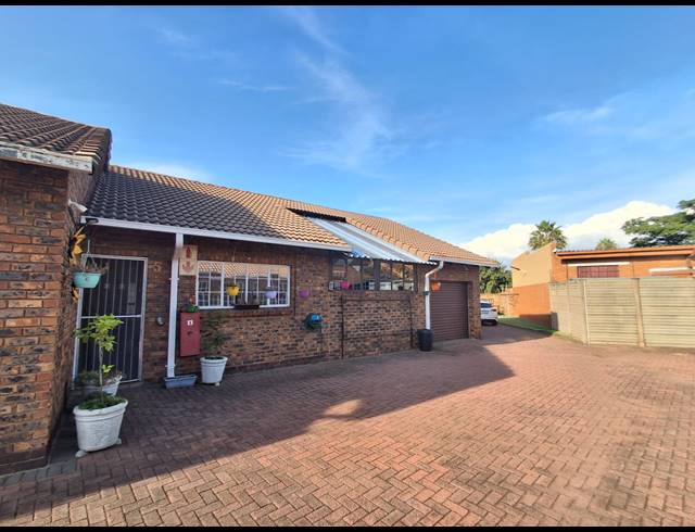 2 BEDROOM TOWNHOUSE TO LET IN ARCON PARK